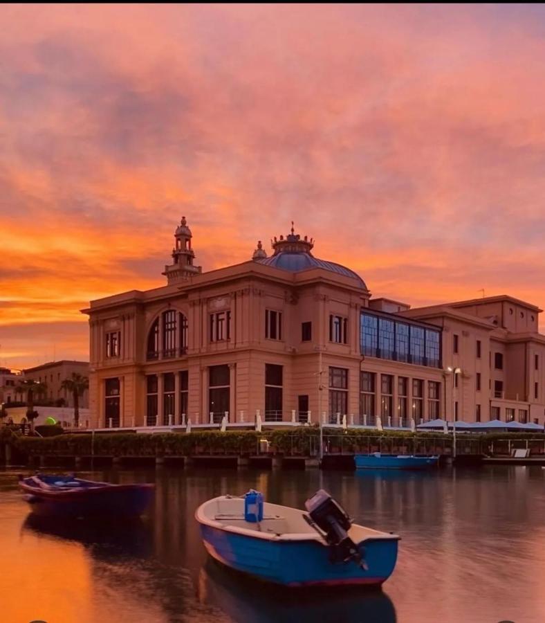 Annamaria - Central Station Charming Accommodation バーリ エクステリア 写真